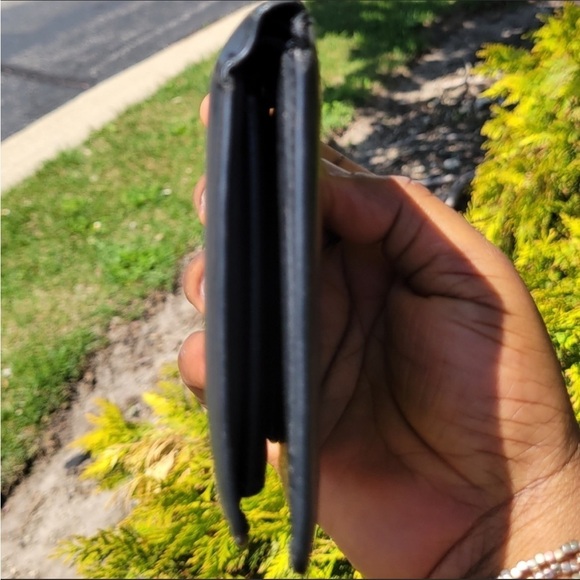 LOUIS Vuitton Black Epi Men Bifold Wallet - Picture 10 of 11